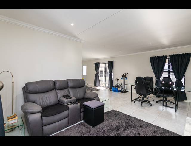 3 BEDROOM FREESTANDING FOR SALE IN SUNNINGDALE